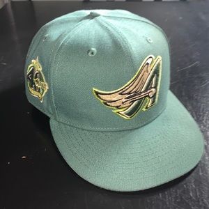 Comes with pin new with no tags